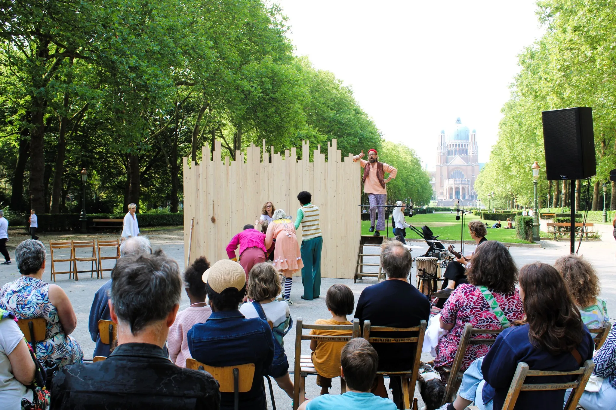 Spectacle en plein air sur la scène du parc Élisabeth, avec la Basilique de Koekelberg en arrière-plan.